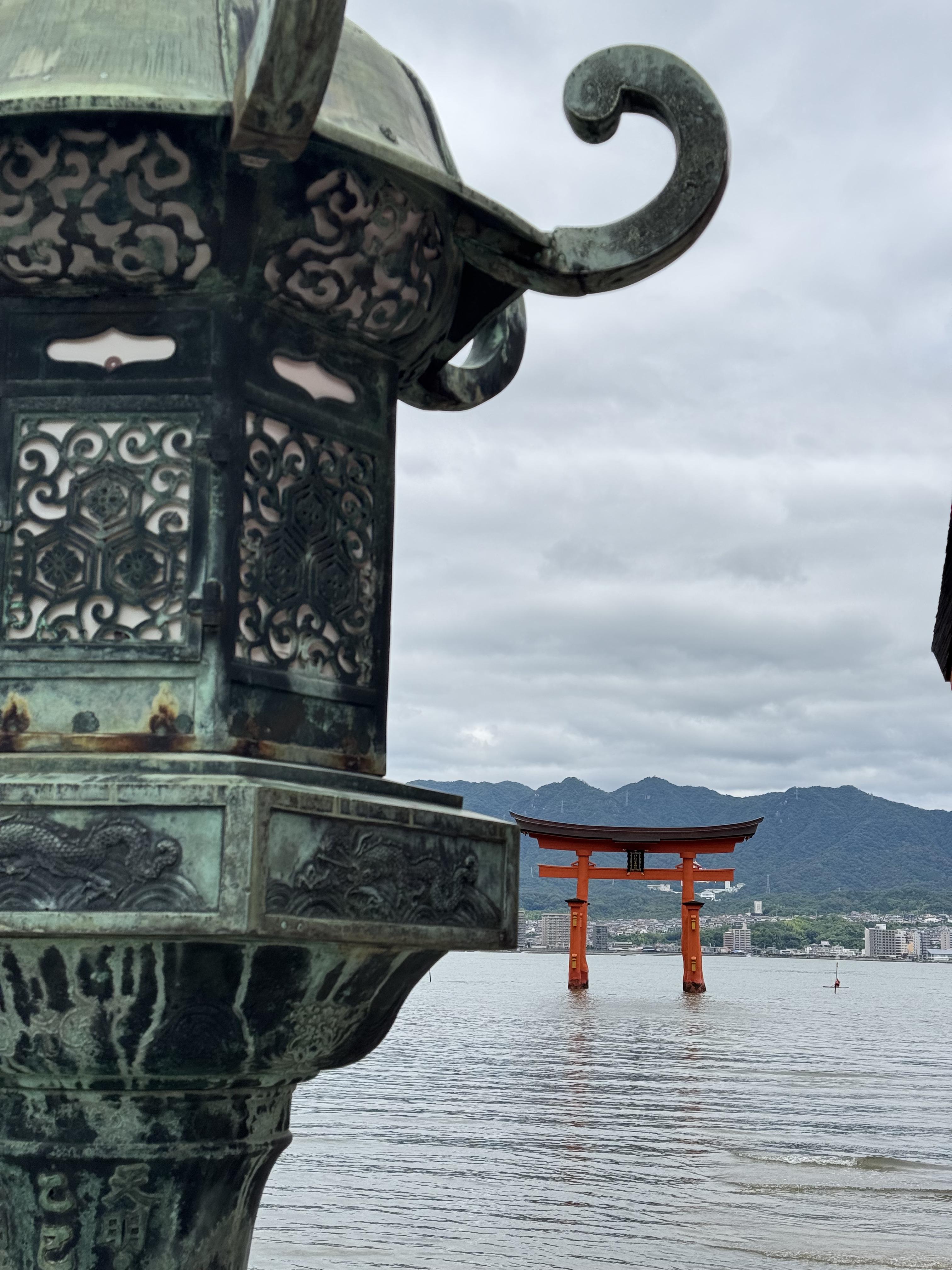 Japanische Laterne mit Torii im Hintergrund