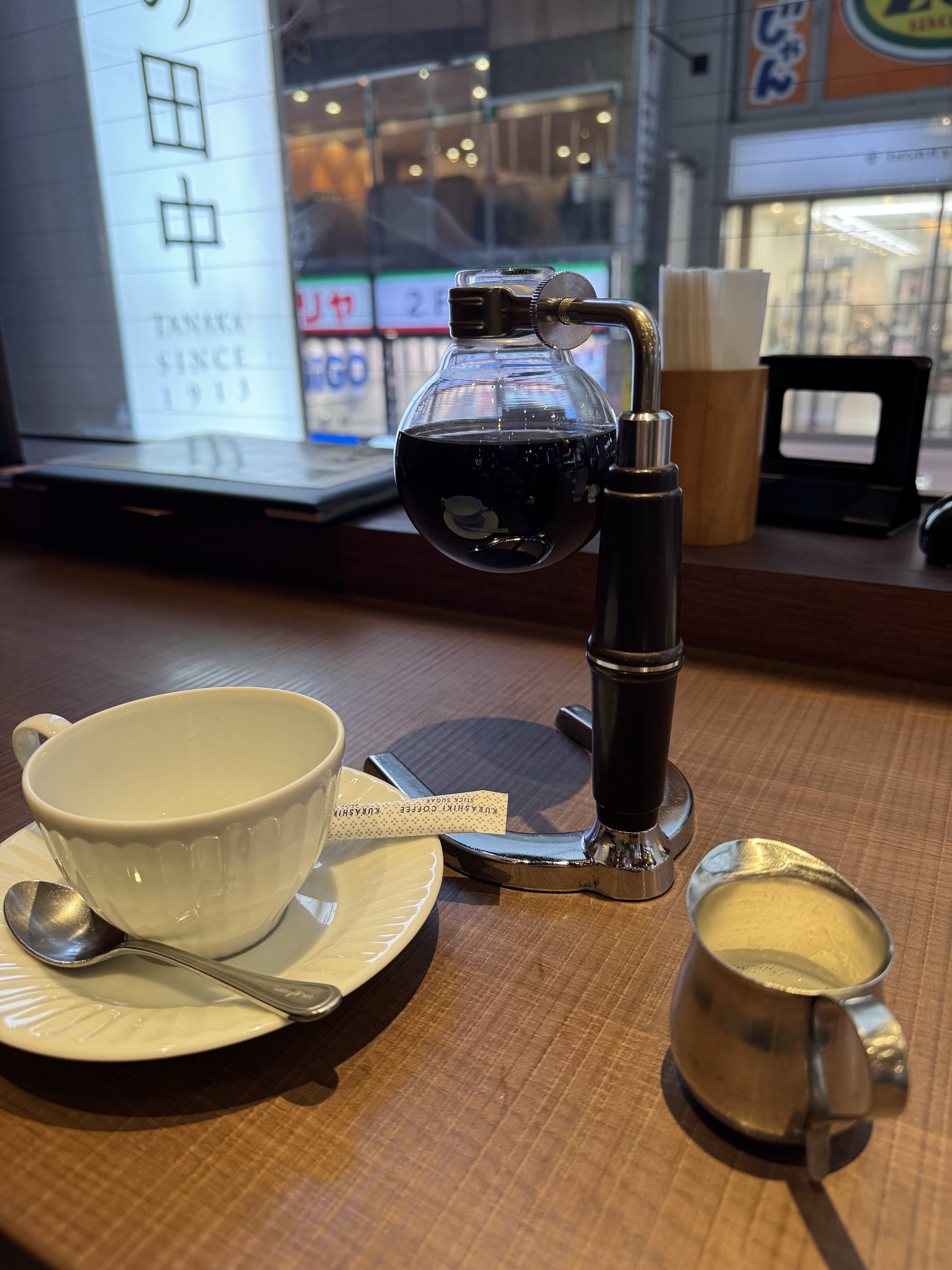 Kaffeebar mit Kaffeeständer und aufgeschäumter Milch