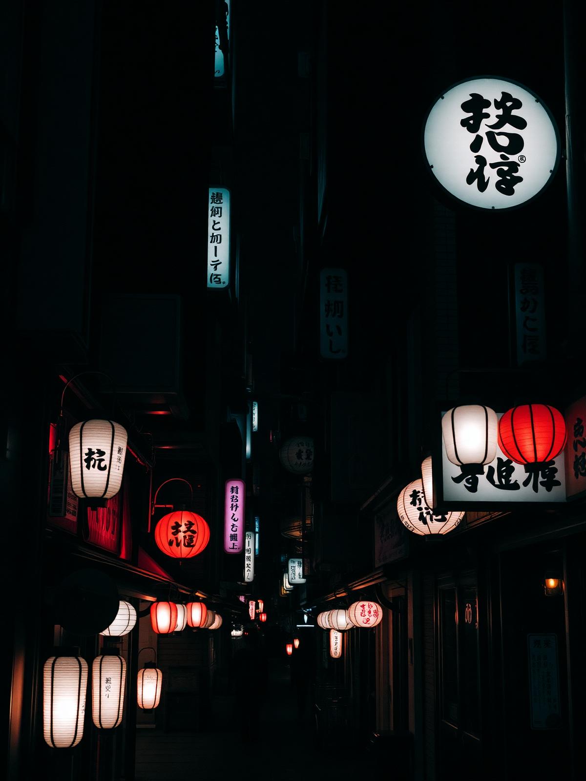 Beleuchtete Gasse in Tokio bei Nacht